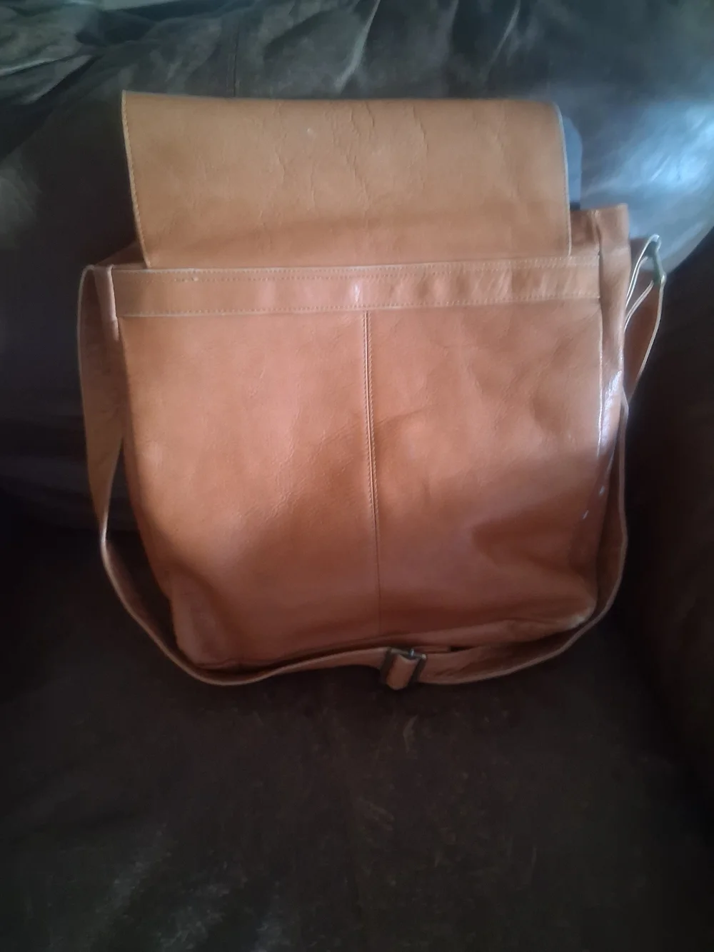 Classic Tan Leather Messenger Bag with Adjustable Strap